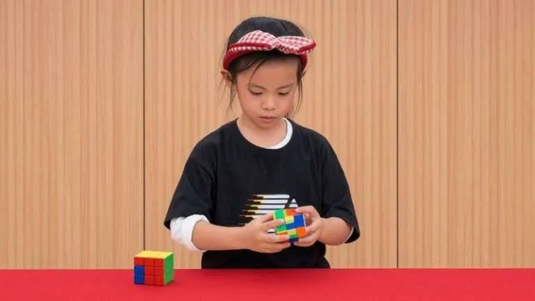 Con solo 6 años, Lian Yunzhi rompe dos veces el récord mundial del Cubo Rubik
