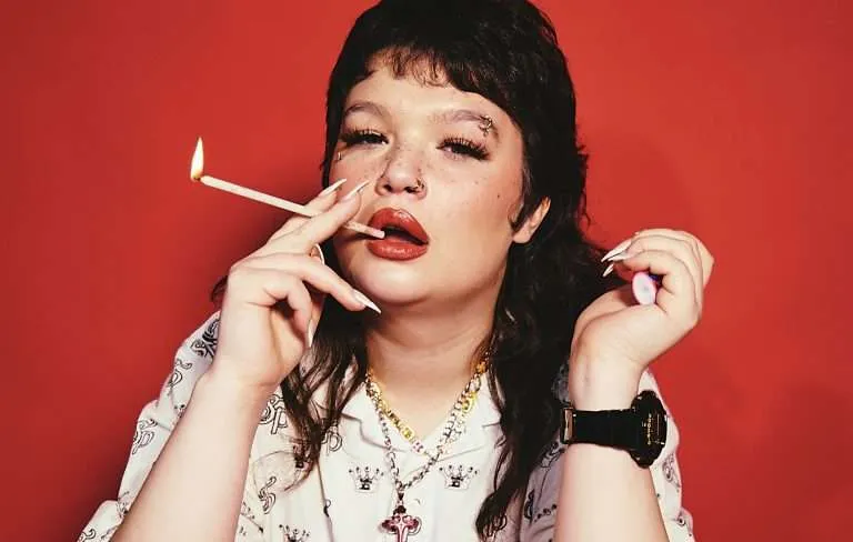 Lola Young admite daño pulmonar por vapeo: «Mis pulmones parecen funcionar con pilas»