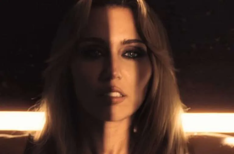 Miley celebra el Nº1 de ‘Bass Persuades’ con el videoclip de ‘Different Religion’
